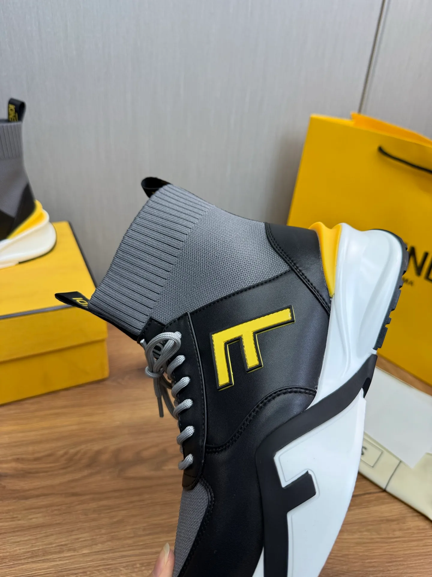 Men's men's shoes 💰560💰 Fendi [Fendi] hot style is on the market 🔥Fashionable casual men's shoes 🔱 Made of original brand fly knit fabric. Original cowhide + breathable mesh lining + sheepskin feet. Perfect shape and top quality, you deserve it 🔜Original rubber outsole, ultra-light, non-slip and wear-resistant 👣 Standard size 38-44